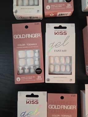 Kiss Gel Fantasy Gel NAILS and GOLDFINGER Toenails in White